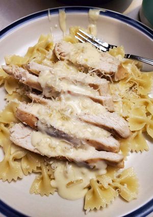 A picture of Chicken Alfredo (Italian).