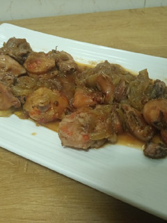 Una foto de ✅🗣📢 Calamares y gambones con cebolla al vino blanco 🦑🦐