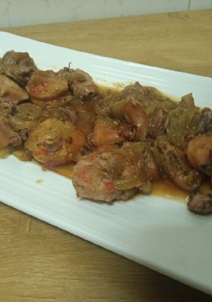 Una foto de ✅🗣📢 Calamares y gambones con cebolla al vino blanco 🦑🦐