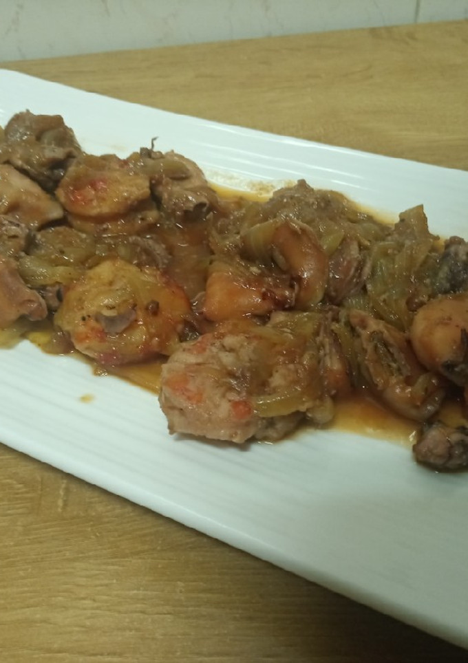 Una foto de ✅🗣📢 Calamares y gambones con cebolla al vino blanco 🦑🦐