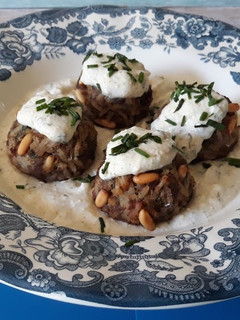 Una foto de Kibbeh-albóndigas libanesas de ternera