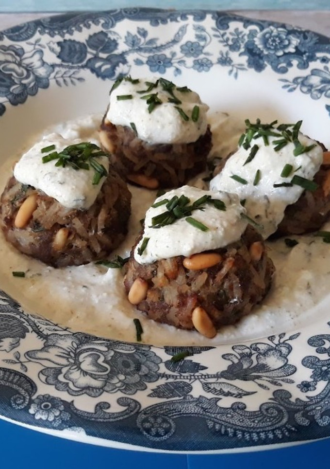 Una foto de Kibbeh-albóndigas libanesas de ternera