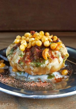 A picture of Kachori chaat.