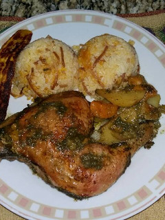 Una foto de Muslo de pollo horneado en salsa verde campesina