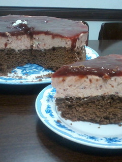 Una foto de Torta helada de Brownie y mousse de frutilla