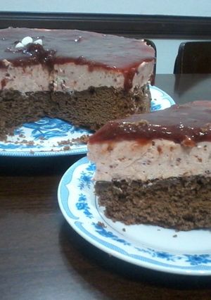 Una foto de Torta helada de Brownie y mousse de frutilla