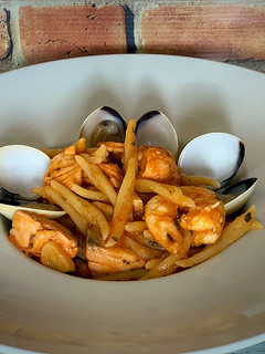 Una foto de Trofie con langostinos y salmón