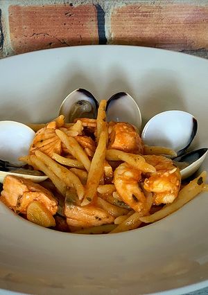 Una foto de Trofie con langostinos y salmón