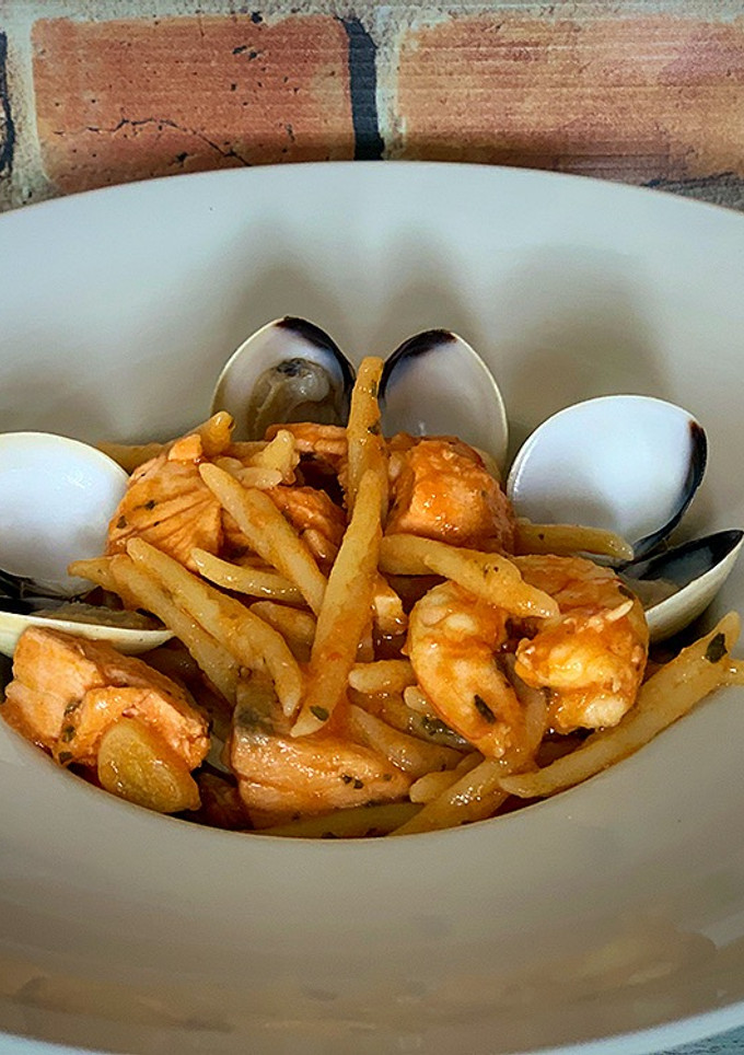 Una foto de Trofie con langostinos y salmón