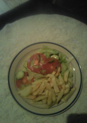 A picture of Green salad and chips.