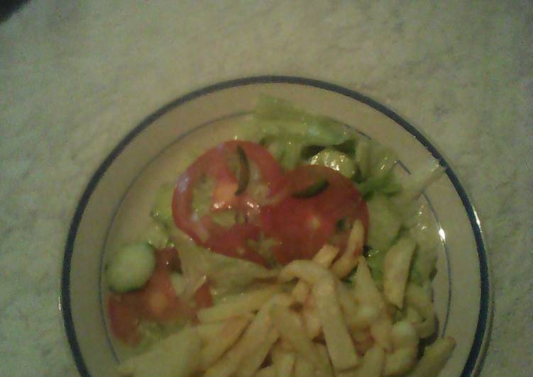 Green salad and chips