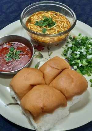 સેવ ઉસળ(sev usal recipe in gujarati) રેસીપી મુખ્ય ફોટો