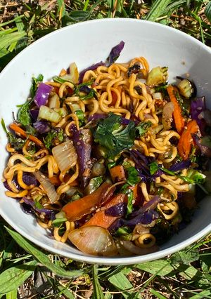 Une photo de WOK aux feuilles et côtes de CHOU-FLEUR