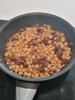 Una foto de Garbanzos con butifarra