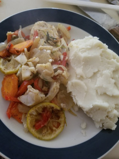 Una foto de Filete de telapia con vegetales al vapor y papas majadas