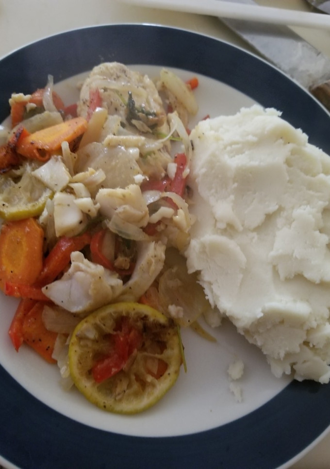 Una foto de Filete de telapia con vegetales al vapor y papas majadas