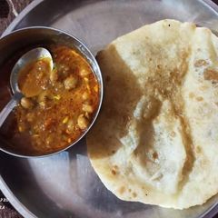 A picture of Chole puri.