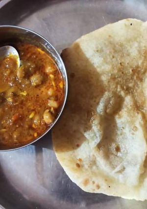 A picture of Chole puri.