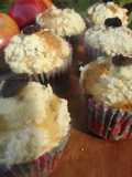 Muffins de manzana, pasas de uva con cubierta de crumble