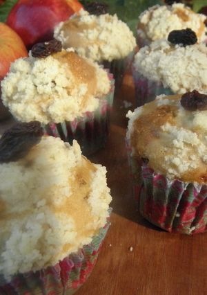 Una foto de Muffins de manzana, pasas de uva con cubierta de crumble