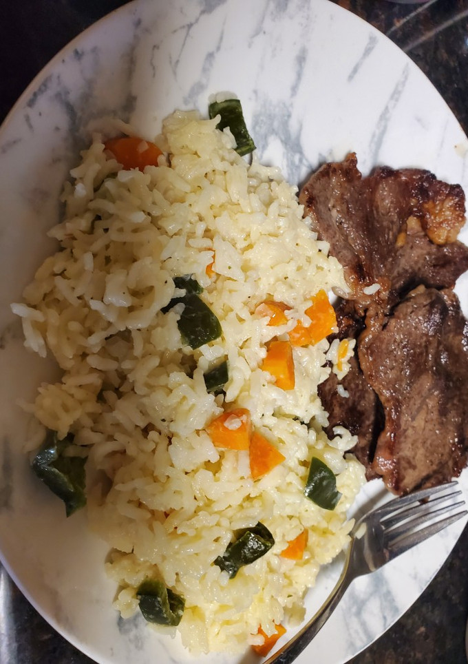 Una foto de Arroz blanco con chile poblano y zanahoria