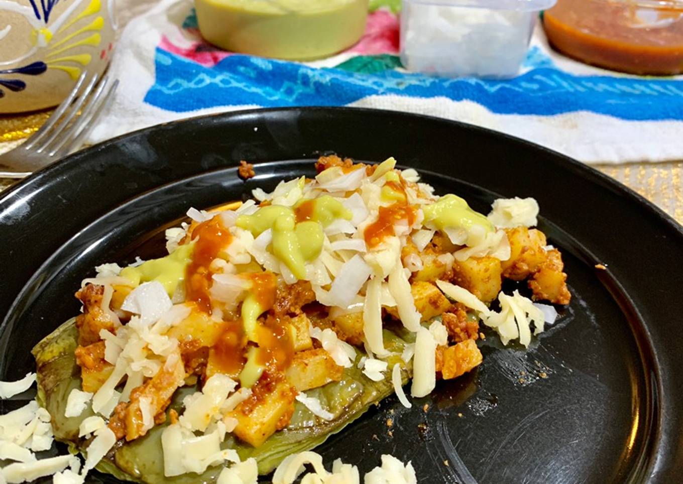 Huarache de nopal con papas y chorizo
