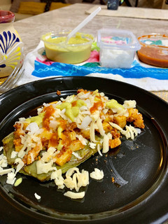 Una foto de Huarache de nopal con papas y chorizo