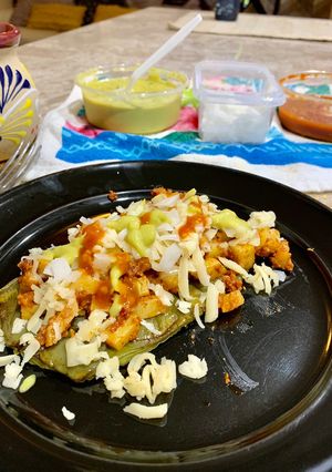 Una foto de Huarache de nopal con papas y chorizo