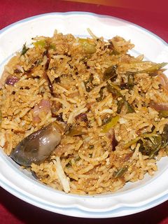 குட்டி வெங்காயா மசாலா கறி பிரியாணி (Gutti vankaya masala curry biryani recipe in tamil) செய்முறை முக்கிய புகைப்படம்