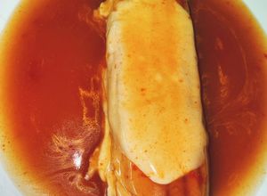 Foto de Cachorro com molho de Francesinha