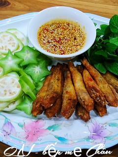 Hình của món Cá bống biển chiên giòn chấm mắm me.