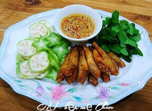 Hình của món Cá bống biển chiên giòn chấm mắm me.