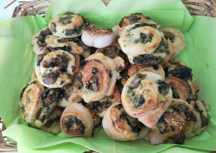 Semplici rotelline broccoli e salsiccia