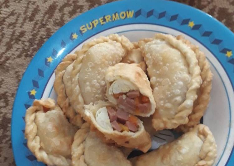 Pastel isi sayur, sosis, telur