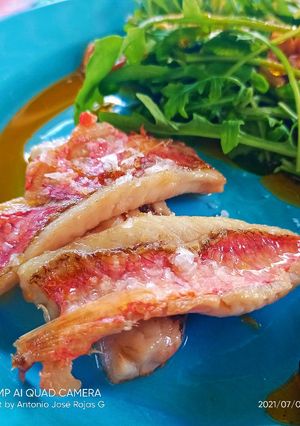 Una foto de Salmonete con Tomatito kumato y rúcula