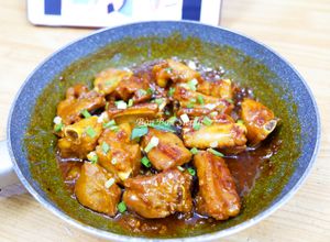 Hình của món Sườn Ram Mặn Ngọt.