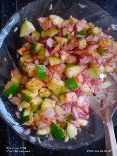 કાચી કેરી અને ડુંગળી નુ સલાડ (Kachi Keri Dungli Salad Recipe In Gujarati) રેસીપી મુખ્ય ફોટો