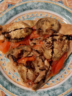 Una foto de Coca de berenjena y tomate