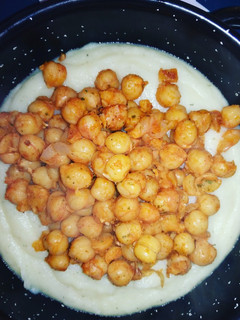Una foto de Garbanzos especiados en cama de puré de patata🥔