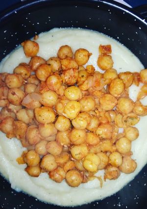 Una foto de Garbanzos especiados en cama de puré de patata🥔