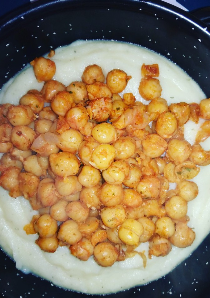 Una foto de Garbanzos especiados en cama de puré de patata🥔
