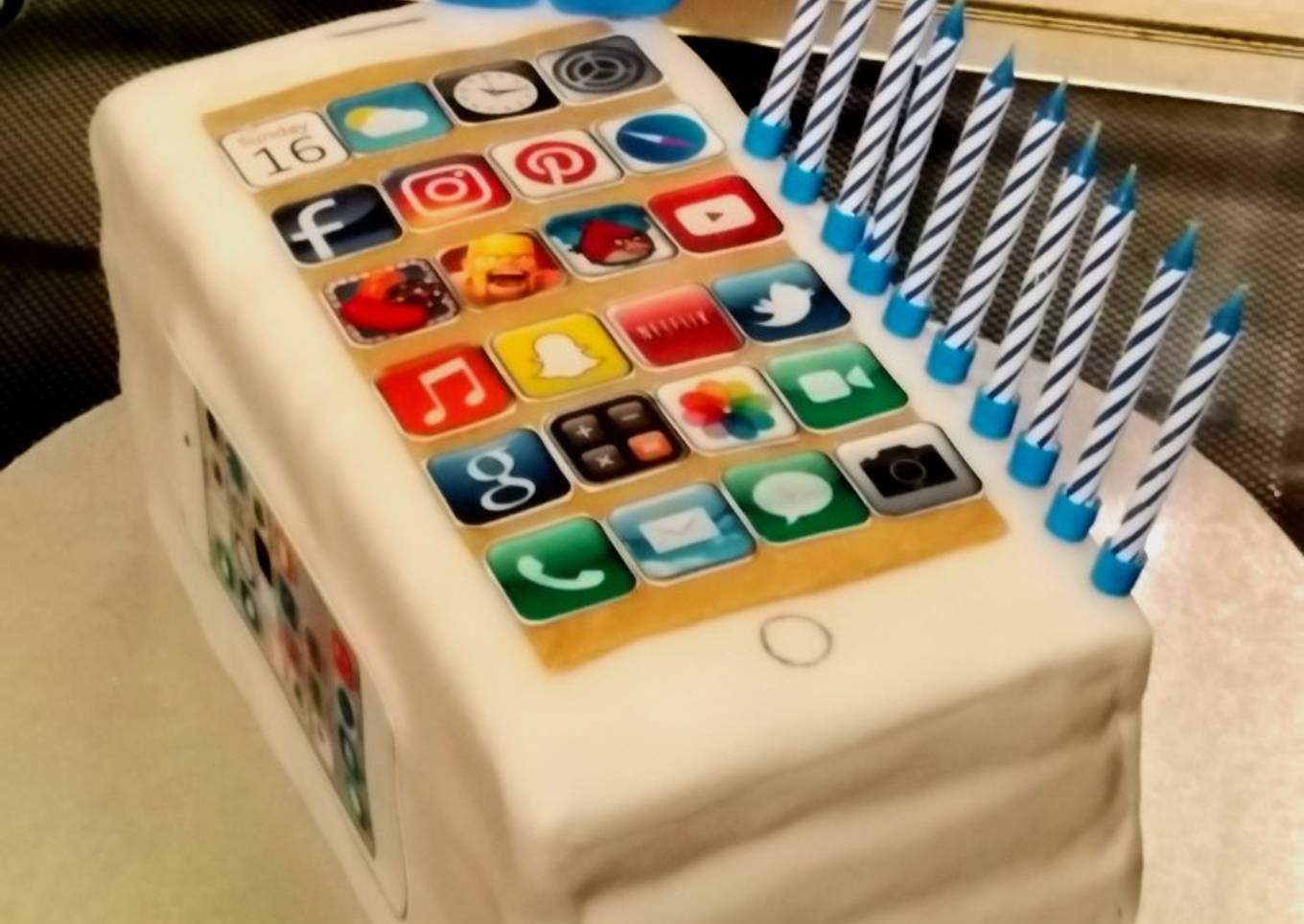 IPhone Cake Decoration Idea