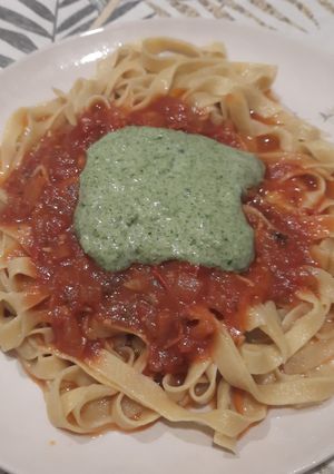 Una foto de Fideos caseros con 2 salsas