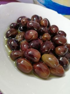 صورة لوصفة زيتون اسود بطريقه سهله وبسيطه