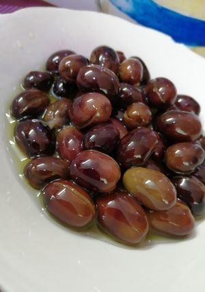 صورة لوصفة زيتون اسود بطريقه سهله وبسيطه