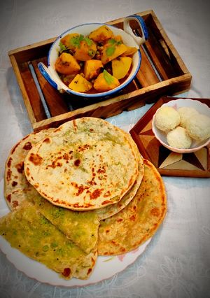 মটর শুঁটি স্টাফড পরোটা(mator shuti stuffed paratha recipe in bengali) রেসিপির প্রধান ছবি