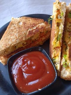 झटपट कांदा टोमॅटो सँडविच (Kanda Tomato Sandwich Recipe In Marathi) रेसिपी चे मुख्य फोटो 