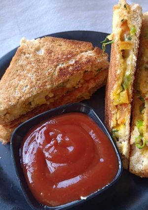 झटपट कांदा टोमॅटो सँडविच (Kanda Tomato Sandwich Recipe In Marathi) रेसिपी चे मुख्य फोटो 