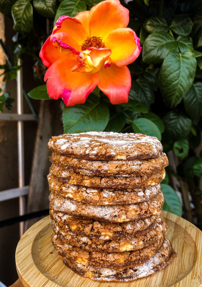 Una foto de Galletas crujientes con crema lotus y chocolate blanco