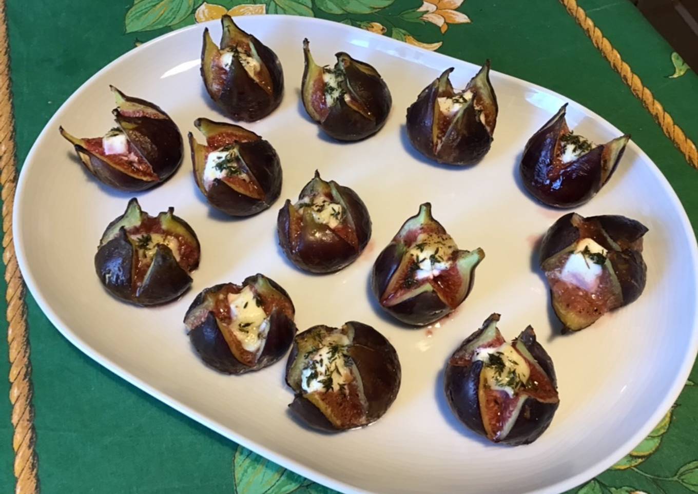 Figues noires rôties chèvre,miel et thym